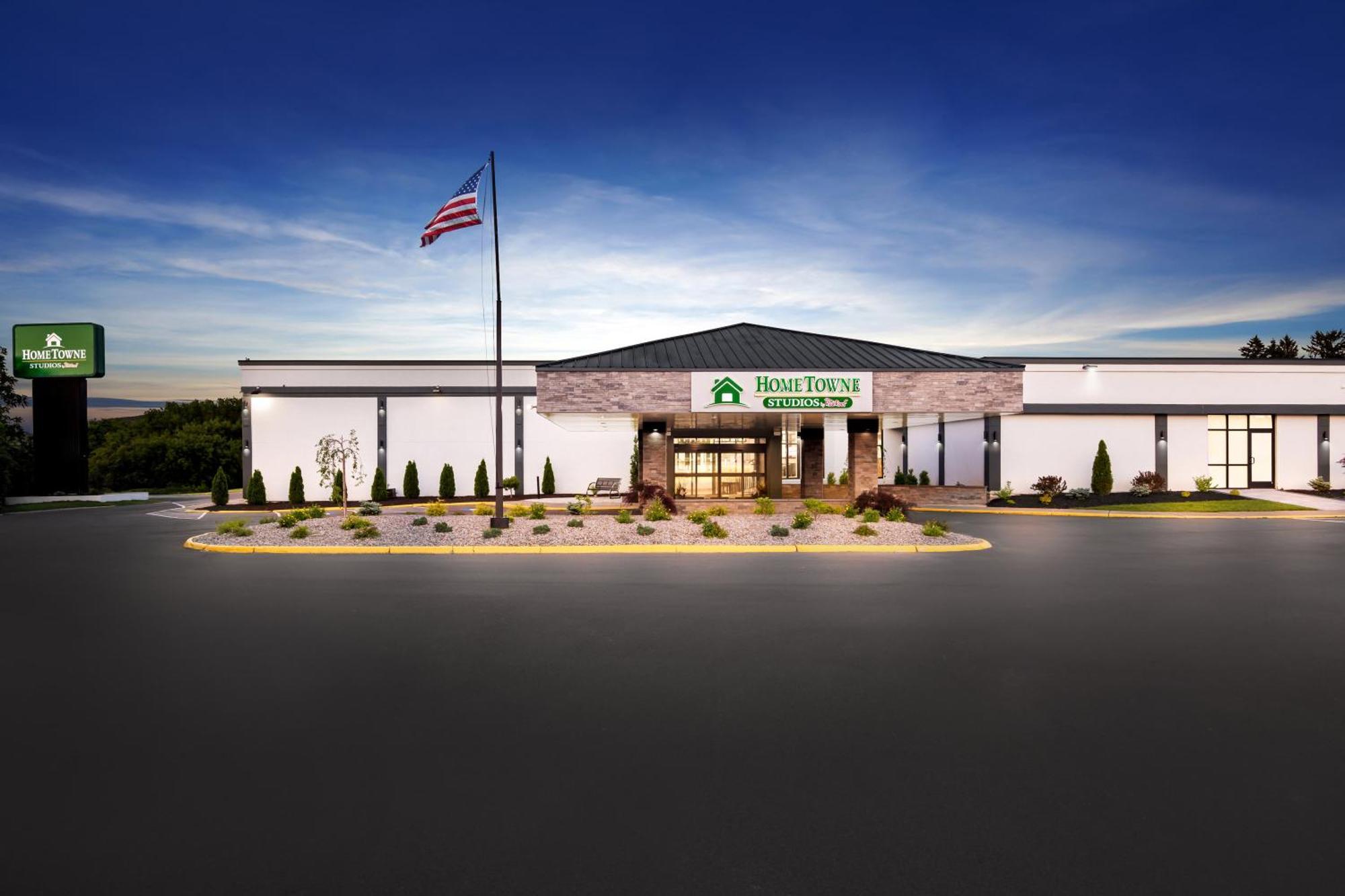 Hometowne Studios By Red Roof & Conference Center Cortland Extérieur photo