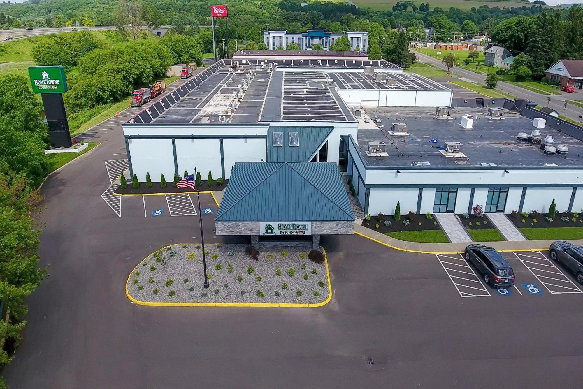 Hometowne Studios By Red Roof & Conference Center Cortland Extérieur photo