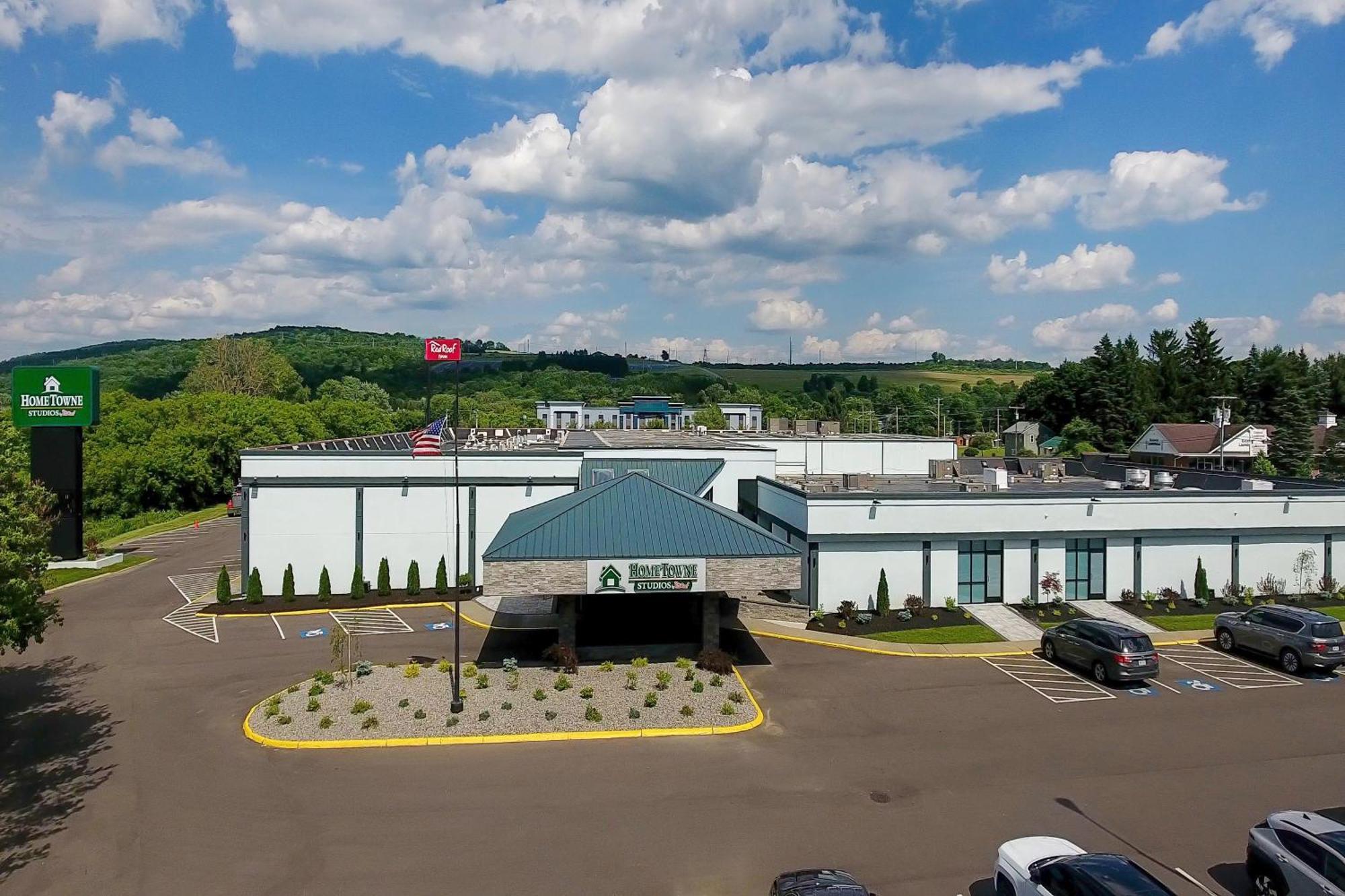 Hometowne Studios By Red Roof & Conference Center Cortland Extérieur photo