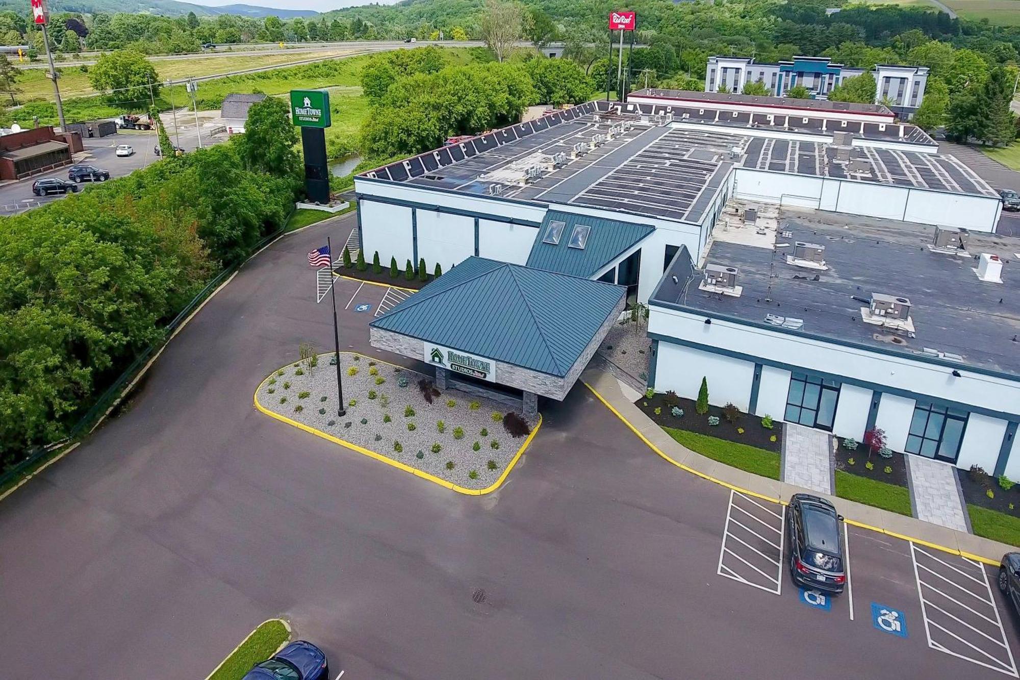Hometowne Studios By Red Roof & Conference Center Cortland Extérieur photo