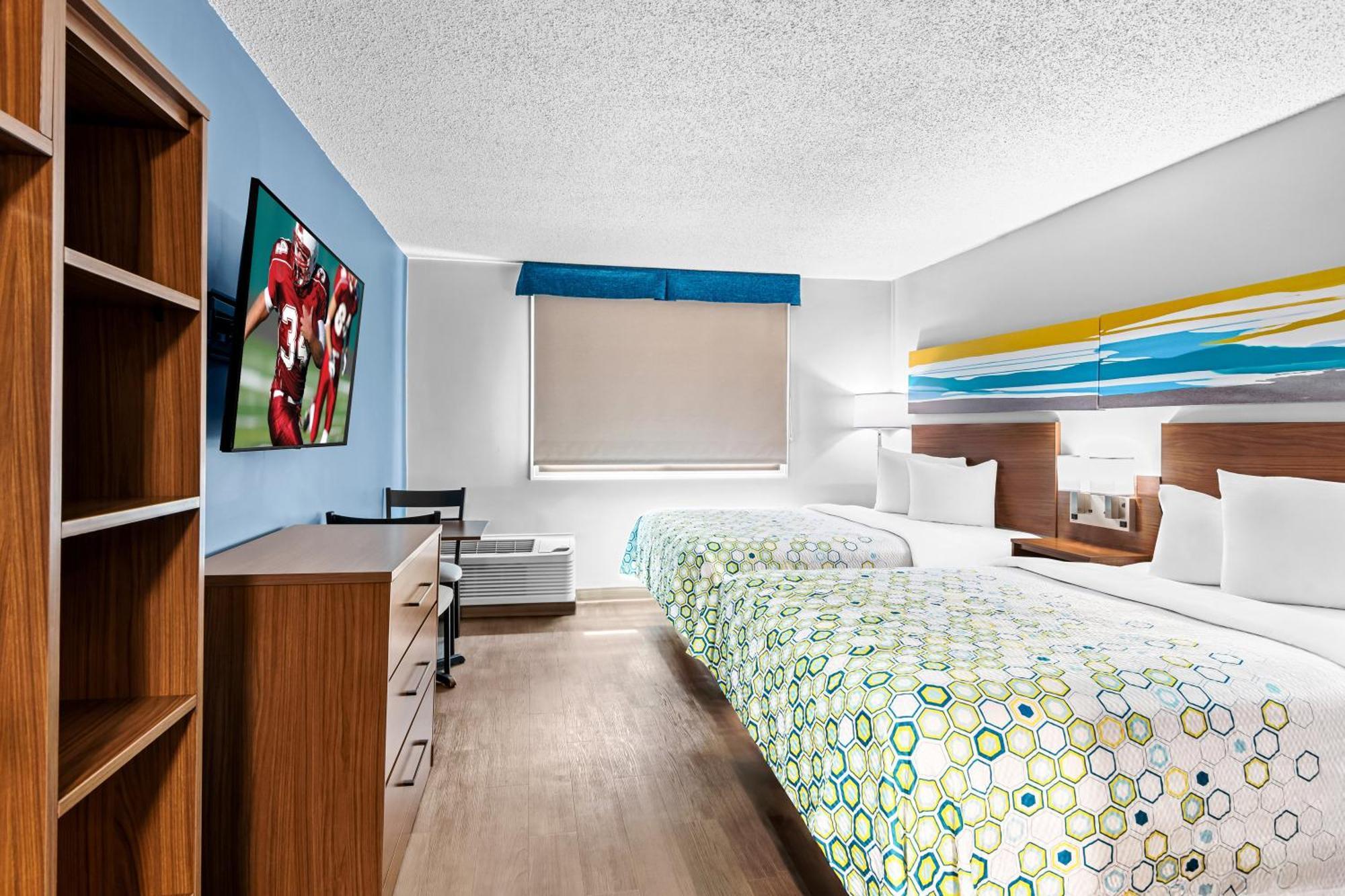 Hometowne Studios By Red Roof & Conference Center Cortland Extérieur photo