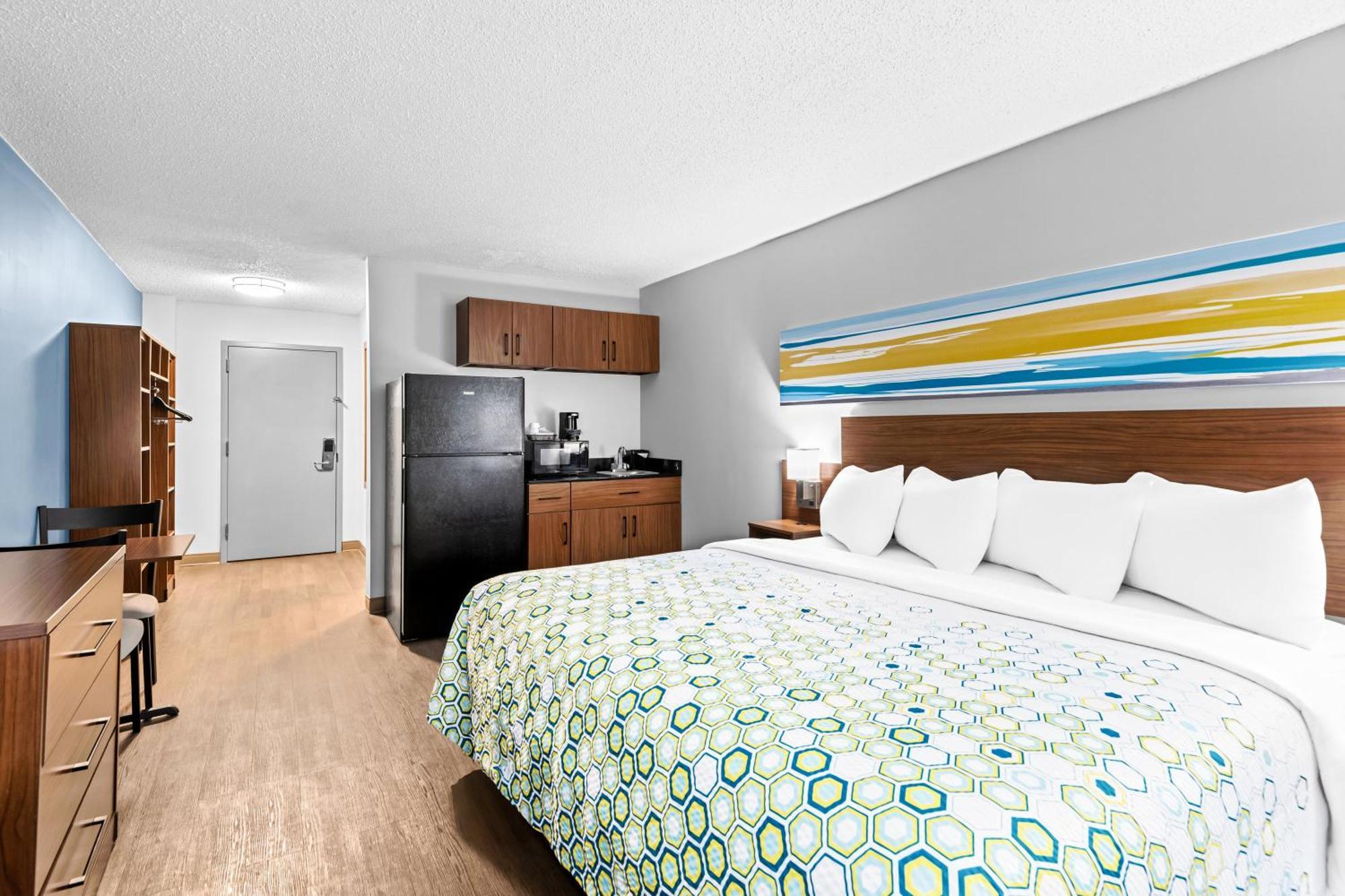 Hometowne Studios By Red Roof & Conference Center Cortland Extérieur photo
