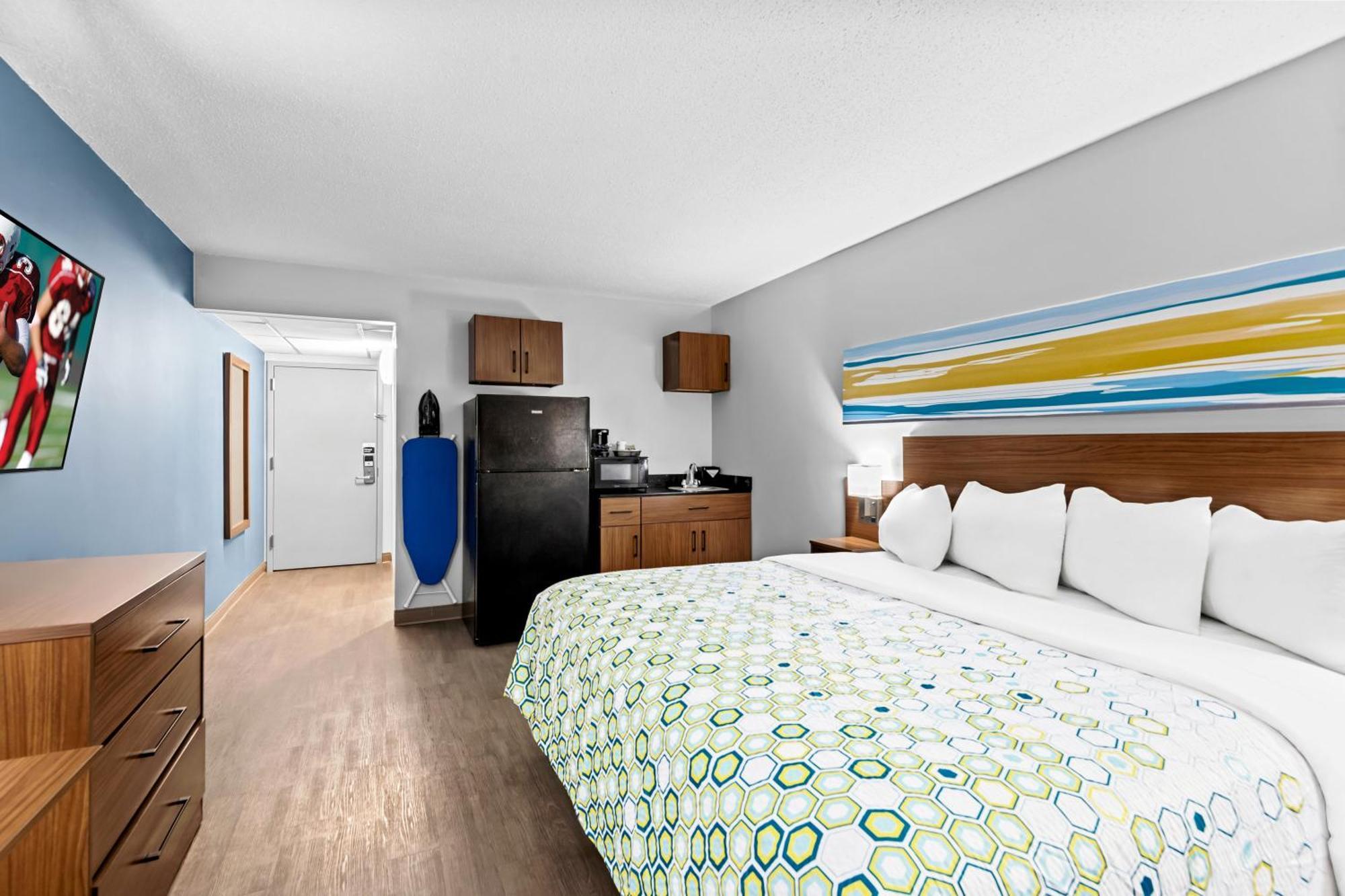 Hometowne Studios By Red Roof & Conference Center Cortland Extérieur photo