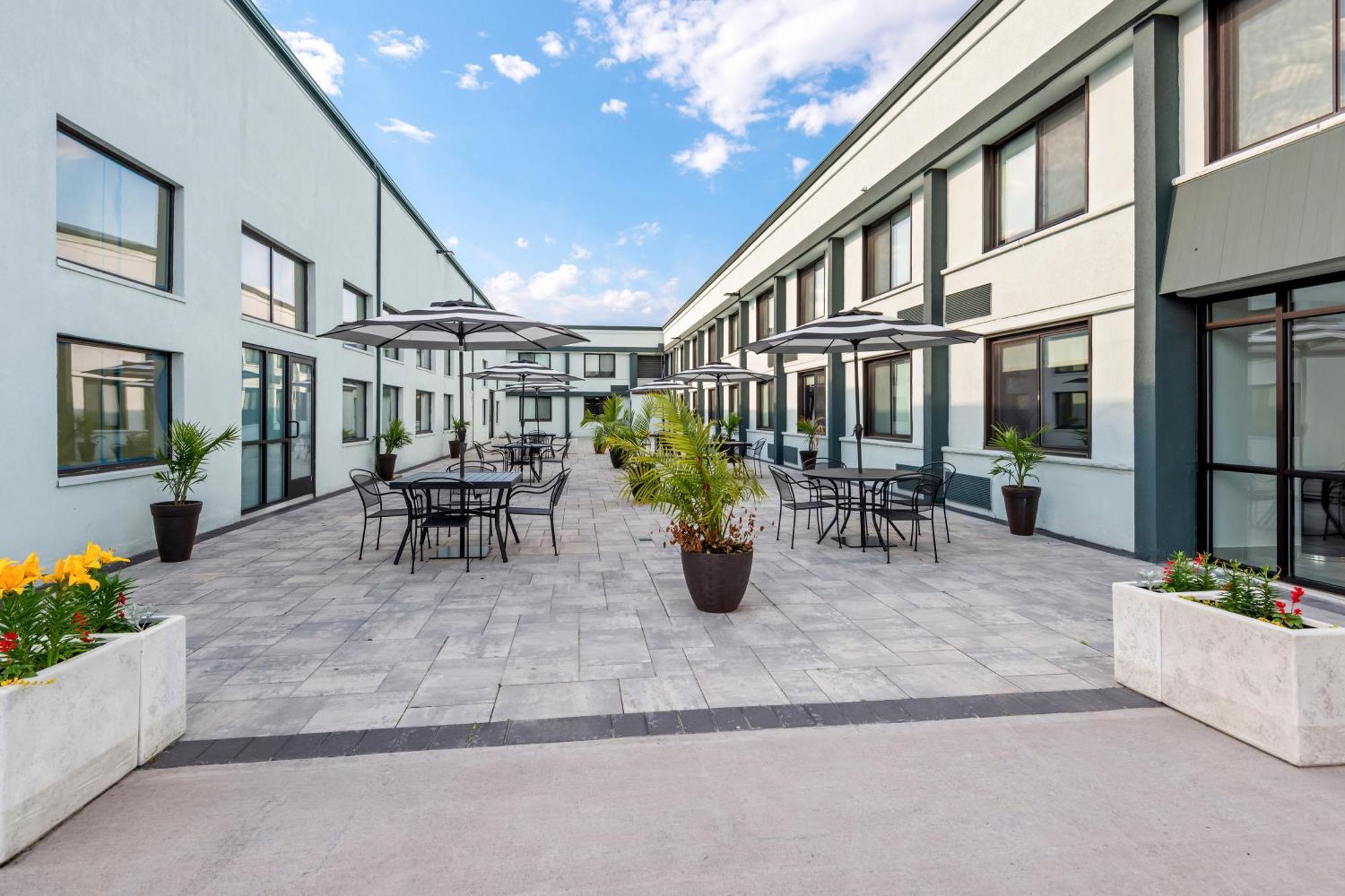 Hometowne Studios By Red Roof & Conference Center Cortland Extérieur photo