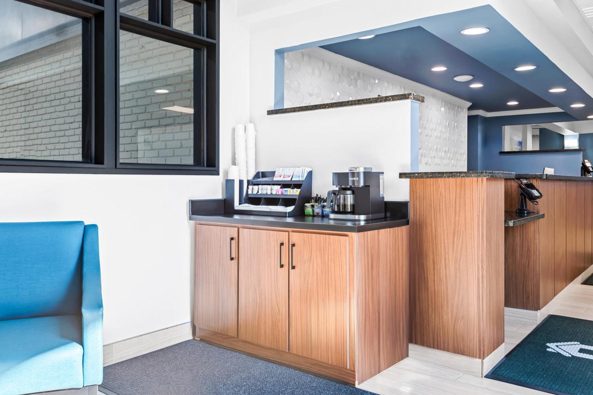Hometowne Studios By Red Roof & Conference Center Cortland Extérieur photo