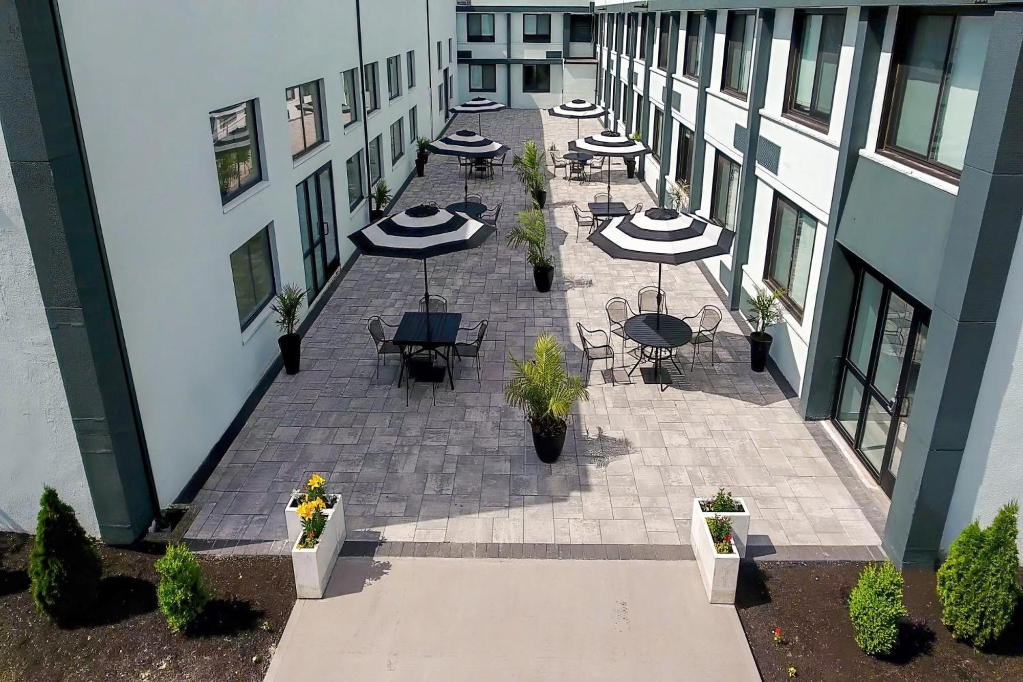 Hometowne Studios By Red Roof & Conference Center Cortland Extérieur photo