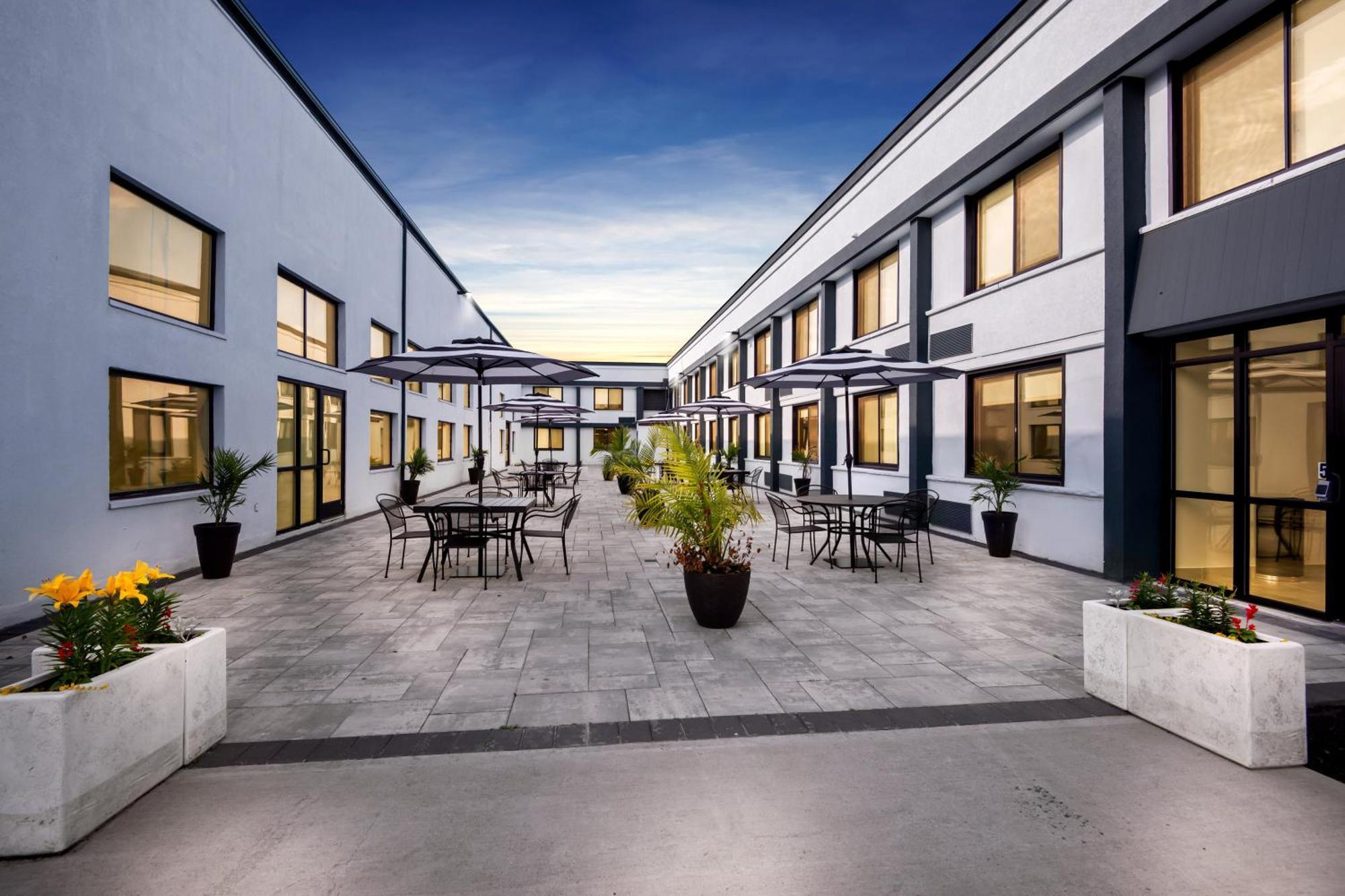 Hometowne Studios By Red Roof & Conference Center Cortland Extérieur photo