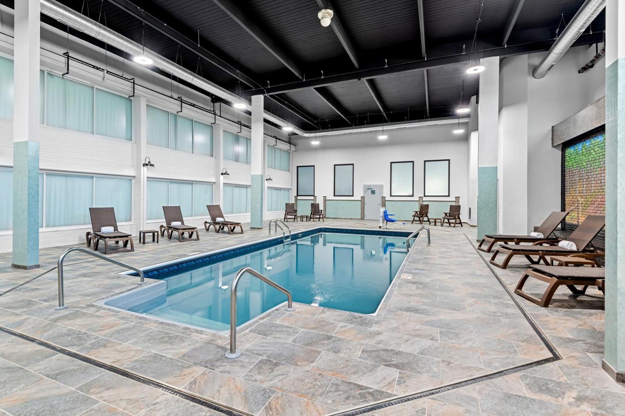 Hometowne Studios By Red Roof & Conference Center Cortland Extérieur photo