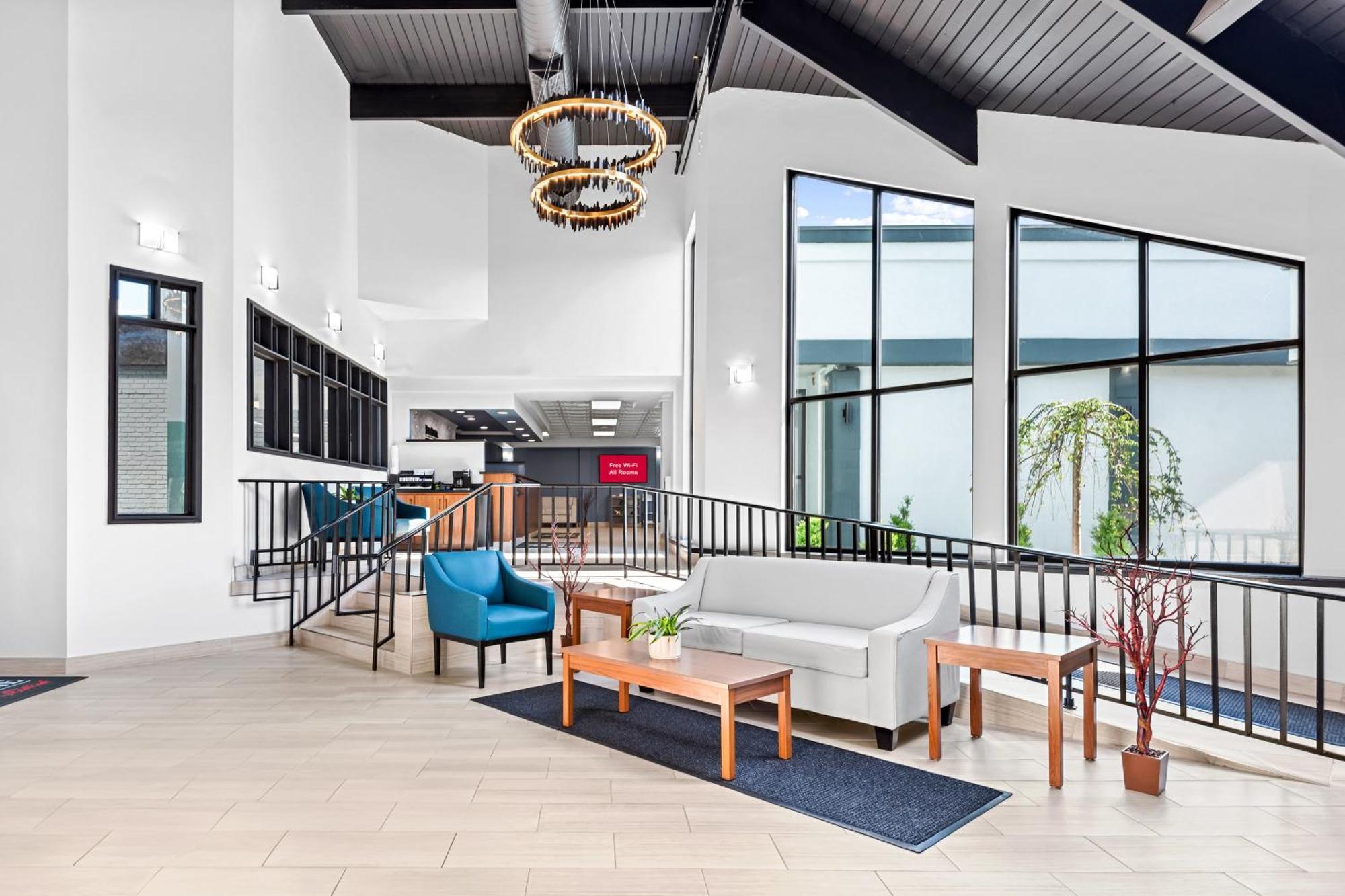 Hometowne Studios By Red Roof & Conference Center Cortland Extérieur photo